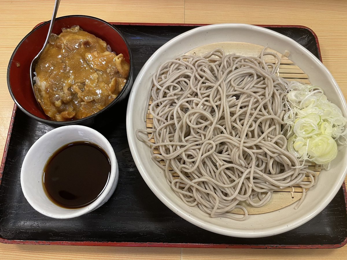 NOBTOKAI's tweet photo. 水曜そばは三田のがんぎさんで、
ミニカレー南蛮丼セットの冷850円。
蕎麦＆カレーライスの時は、
蕎麦を食べ切ってから、カレーに手をつける派です🍛
#路麺
#立ち食いそば
#がんぎ https://t.co/94PBJmioPL
