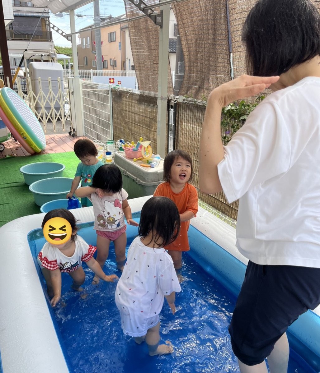 mokokids's tweet photo. ☆モコ山崎保育園☆
りす組🐿️
プール納め��会で「楽しく遊ぶ事が出来たね！」とお話をしてから、今年最後のプール遊びを楽しみました。
水を怖がることなく大きなプールに入って楽しむ子、水を移し替える楽しさを知り夢中で遊ぶ子。
それぞれに好きな遊びを楽しむ事ができました😊✨️ https://t.co/t9Taqz9EZt