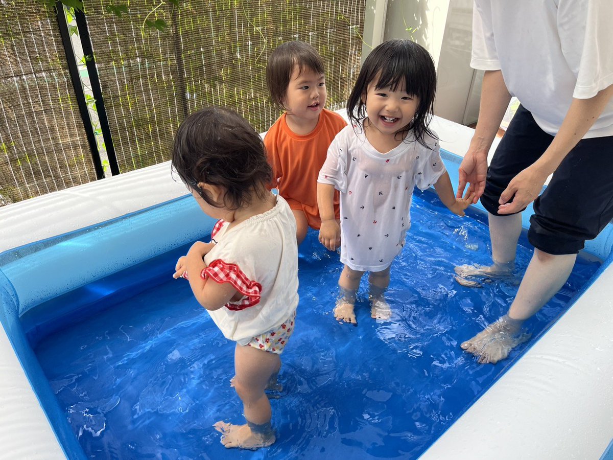 mokokids's tweet photo. ☆モコ山崎保育園☆
りす組🐿️
プール納め��会で「楽しく遊ぶ事が出来たね！」とお話をしてから、今年最後のプール遊びを楽しみました。
水を怖がることなく大きなプールに入って楽しむ子、水を移し替える楽しさを知り夢中で遊ぶ子。
それぞれに好きな遊びを楽しむ事ができました😊✨️ https://t.co/t9Taqz9EZt