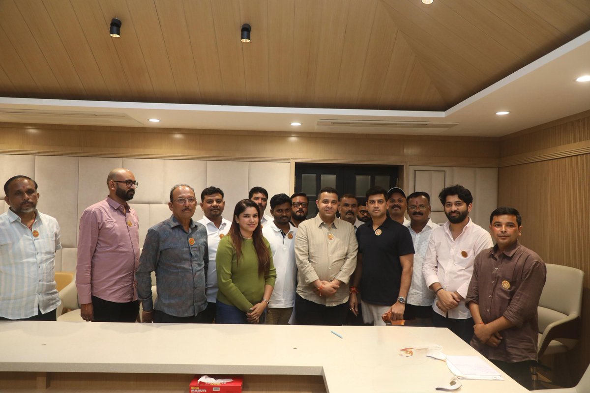 DrSEShinde's tweet photo. टेनिस क्रिकेट स्पोर्ट फेडरेशन ऑफ इंडिया (ITCSF)च्या राष्ट्रीय समितीतील सदस्य तसेच विविध राज्यांचे अध्यक्ष यांच्यासोबत नुकतीच वार्षिक सर्वसाधारण बैठक पार पडली. यावेळी फेडरेशनच्या माध्यमातून आगामी काळात आयोजित करण्यात येणाऱ्या विविध टेनिस क्रिकेट स्पर्धांच्या नियोजन व आयोजनाबाबत सविस्तर चर्चा केली. देशभरातील खेळाडूंना अधिकाधिक संधी उपलब्ध करून देणे, टेनिस क्रिकेटला संघटित आणि व्यावसायिक स्वरूप देणे तसेच या खेळाचा राष्ट्रीय स्तरावर अधिक व्यापक विस्तार करण्याच्या दृष्टीने विविध महत्त्वपूर्ण विषयांवर संवाद साधला. तसेच यावेळी ITCSFच्या बॅचचे देखील अनावरण करण्यात आले. 

यावेळी ITCSFचे सर्व मान्यवर पदाधिकारी मंडळी उपस्थित होते.

#Shivsena #DrShrikantEknathShinde #itscf