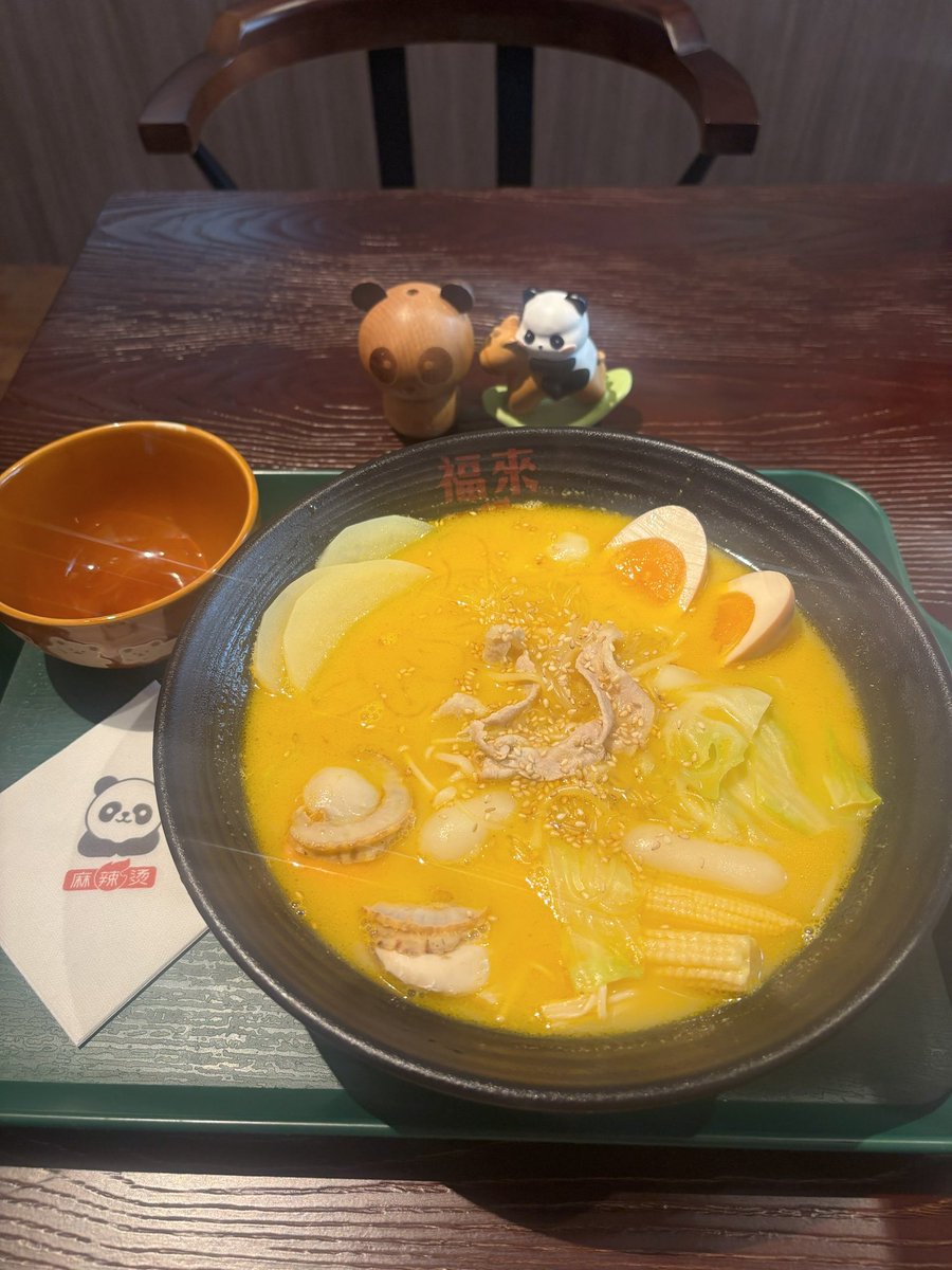 sidefire3000's tweet photo. 今日のお昼は麻辣湯🍜
店内はパンダがいっぱいで可愛い🐼💓 https://t.co/cH4WiJOzDv