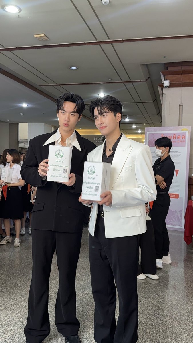 b_yeongari's tweet photo. น้องธรรมน้องแมค มาร่วมขายธง งานวันมหิดล 

#thammac https://t.co/OMxKPpkE3H