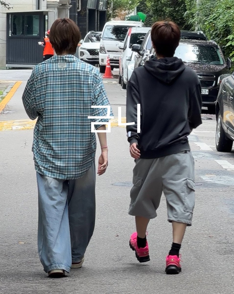 huyu1118's tweet photo. ㅇㄴ어디서많이본 체크셔츠랑 튀는핫핑크신발
딱 체리슈즈잔아 https://t.co/7TpqQqR6N0