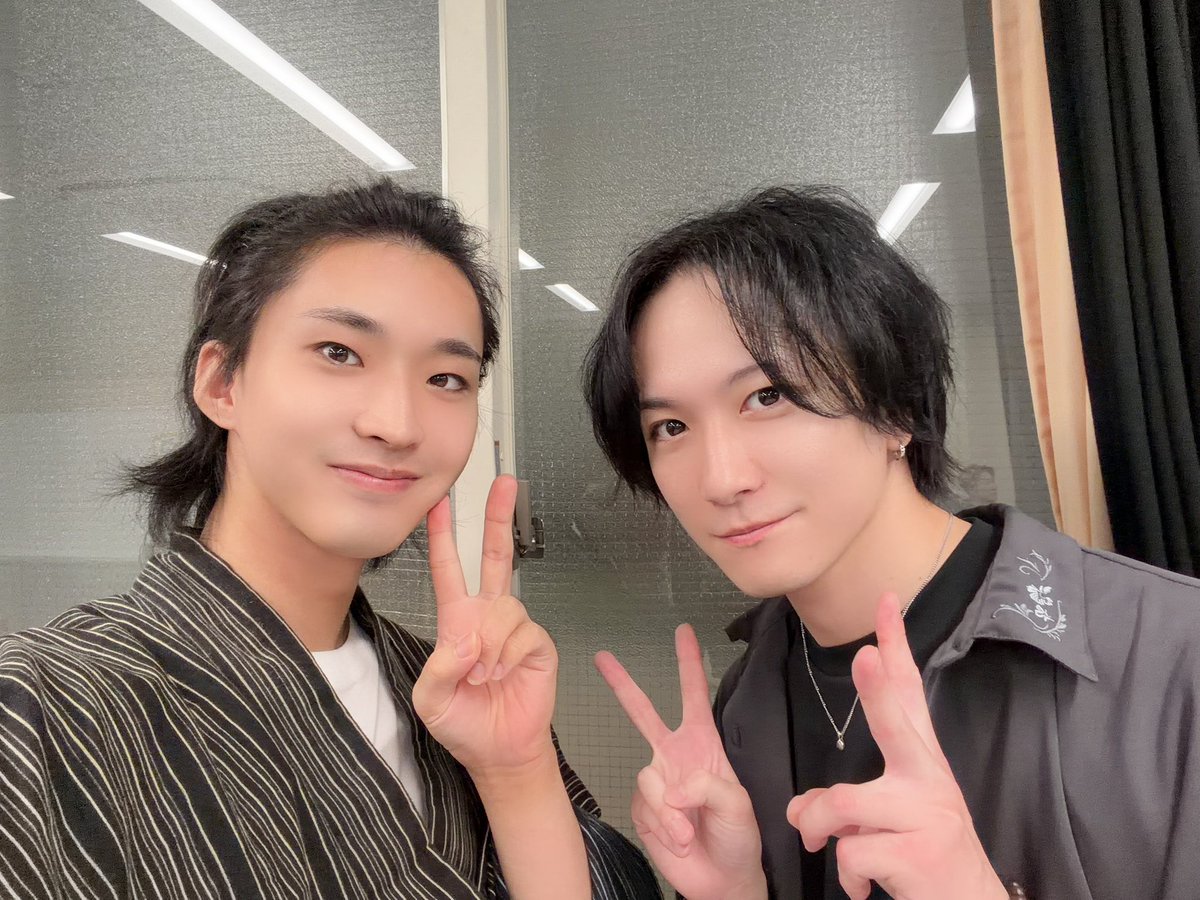 msmiya0929's tweet photo. おはようございまーしー！

百花繚乱、芝居稽古進んでます
紬も結も、それぞれ個性出ていて面白い
ダブルキャストの魅力ですね🫣

もう本番まで1ヶ月無い！

49人全員で駆け抜けます！

織人さんと
桃ポーズです🍑

#ビス百花
#ビスプロ7 https://t.co/1DTyl9o6NR