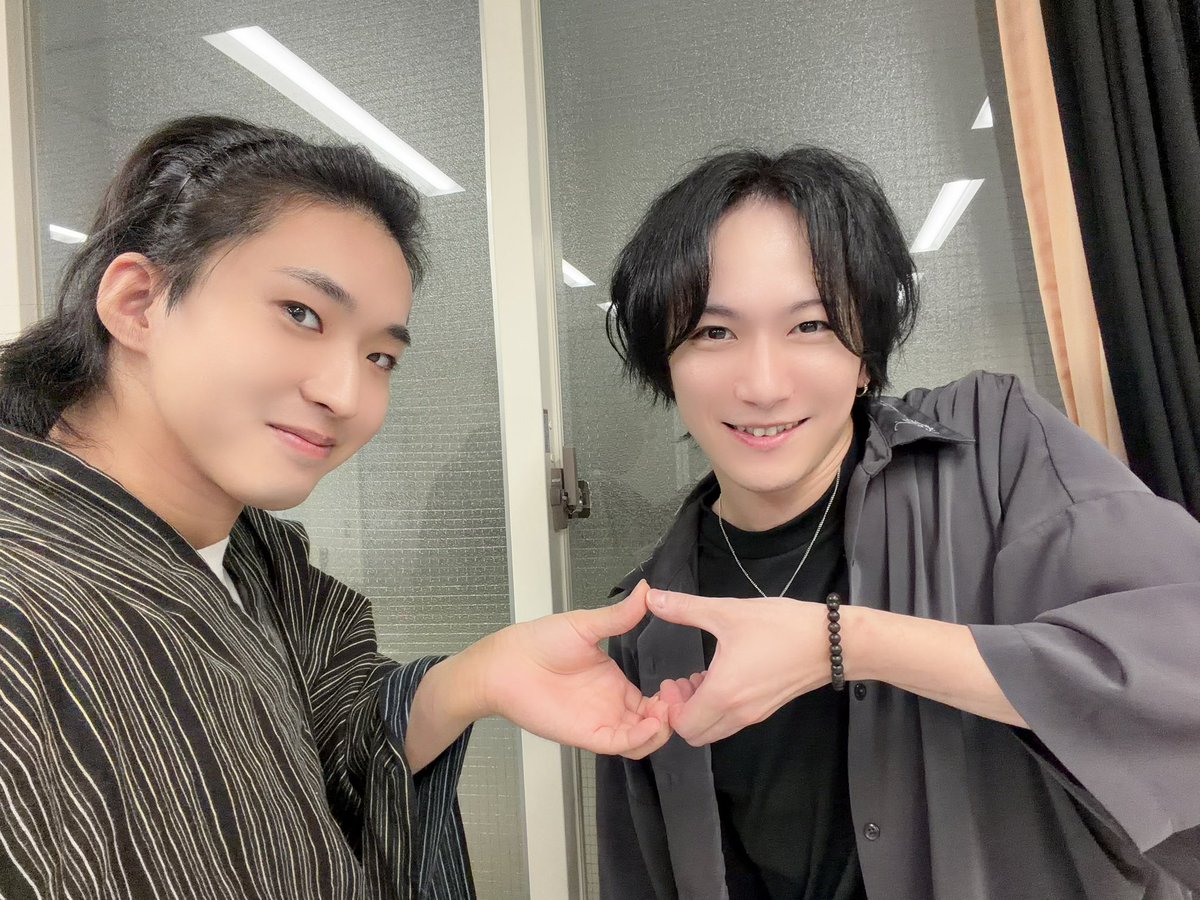 msmiya0929's tweet photo. おはようございまーしー！

百花繚乱、芝居稽古進んでます
紬も結も、それぞれ個性出ていて面白い
ダブルキャストの魅力ですね🫣

もう本番まで1ヶ月無い！

49人全員で駆け抜けます！

織人さんと
桃ポーズです🍑

#ビス百花
#ビスプロ7 https://t.co/1DTyl9o6NR