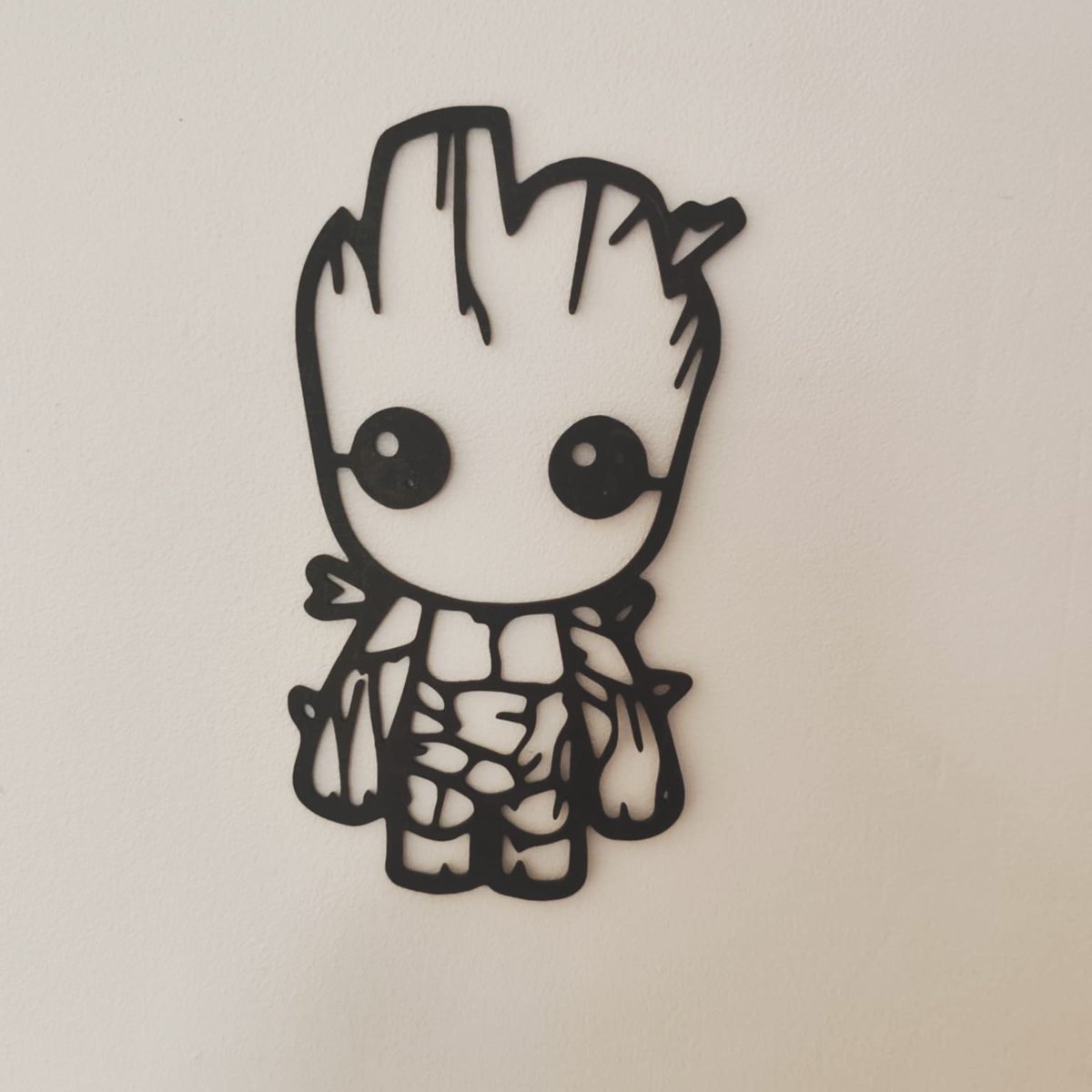 SelmaGuiles's tweet photo. Décoration murale Baby Groot, style Marvel, à 3 €. Dimensions : 10 cm de large et 19 cm de haut. Une adorable silhouette pour une touche geek et naturelle dans votre intérieur, idéale comme cadeau pour les fans de Marvel. https://t.co/WOG8fdFOk3