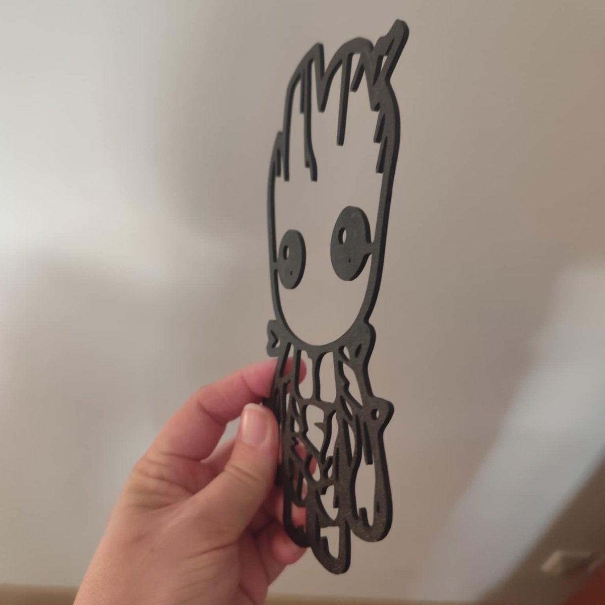SelmaGuiles's tweet photo. Décoration murale Baby Groot, style Marvel, à 3 €. Dimensions : 10 cm de large et 19 cm de haut. Une adorable silhouette pour une touche geek et naturelle dans votre intérieur, idéale comme cadeau pour les fans de Marvel. https://t.co/WOG8fdFOk3