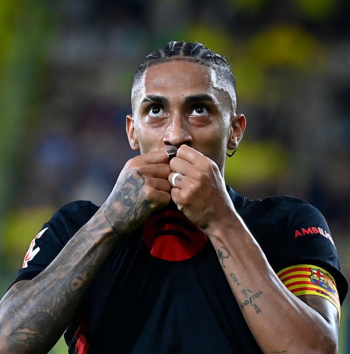Fubol_Blaugrana's tweet photo. Hay fotos de Raphinha besando el escudo cuando más se le criticaba. Ojalá algunos aficionados del Barcelona amaran a Raphinha como él ama a nuestro club; les recuerdo que había algunos locos que lo querían vender la temporada pasada.

​Raphinha siempre en mi equipo. https://t.co/crCjIqFZC7