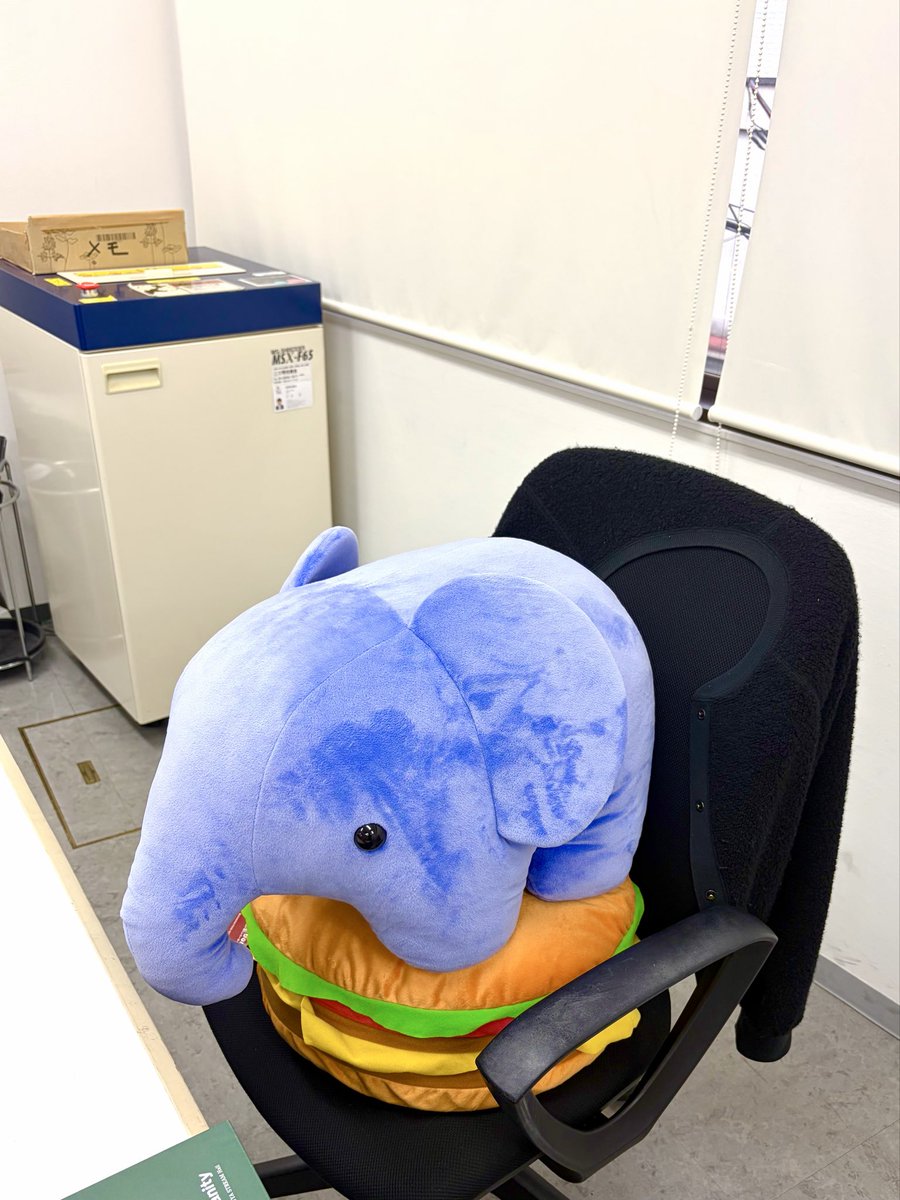dom_fujisaki's tweet photo. 会社に来たら…
私の席に…🤣 https://t.co/kNFoP7DEYf