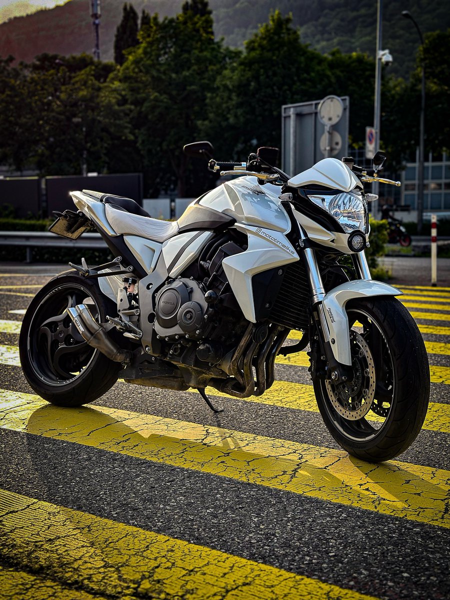 BradShamas's tweet photo. Tell me in the comments: do you prefer it all black or the white version shown here? Partner: Spinning Stickers and Shapeheart. https://t.co/tPeIsejLs1