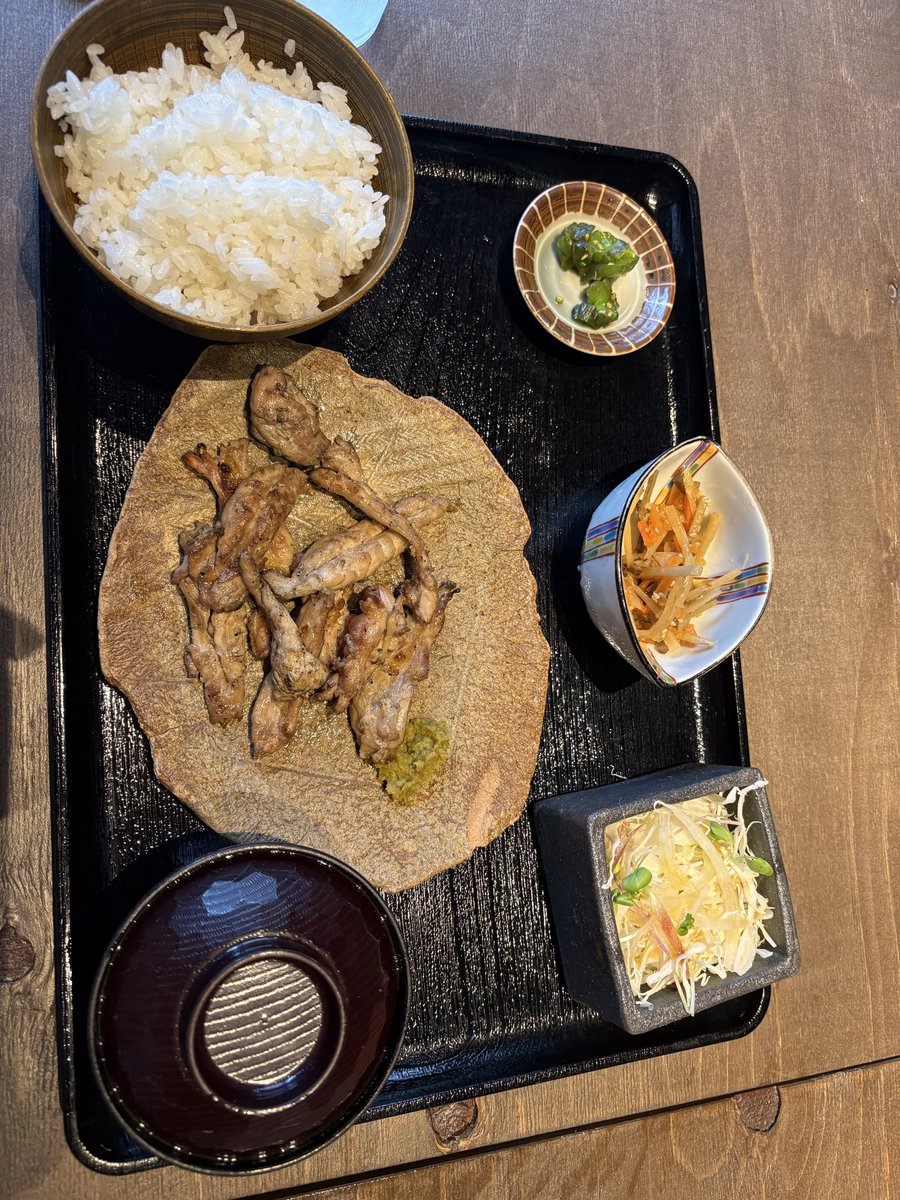 umeumeonigiri7's tweet photo. 大阪  炭やわだちさんに行って来ました😊鶏せせり定食
美味しかったです(°´˘`°)
撮り忘れてたのですが💦卵かけご飯もできまして、たまご、ご飯にお味噌汁のおかわりもできます😊
卵かけご飯大好き(*´罒`*)

#炭やわだち https://t.co/cuxGoBvzEg