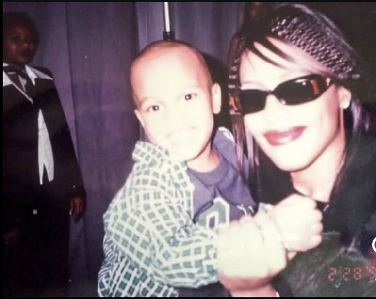 Aaliyah_Fanatic's tweet photo. rare, Aaliyah with some random ass baby at the Soul Train Awards, 1998 https://t.co/1qTUmZxNZK