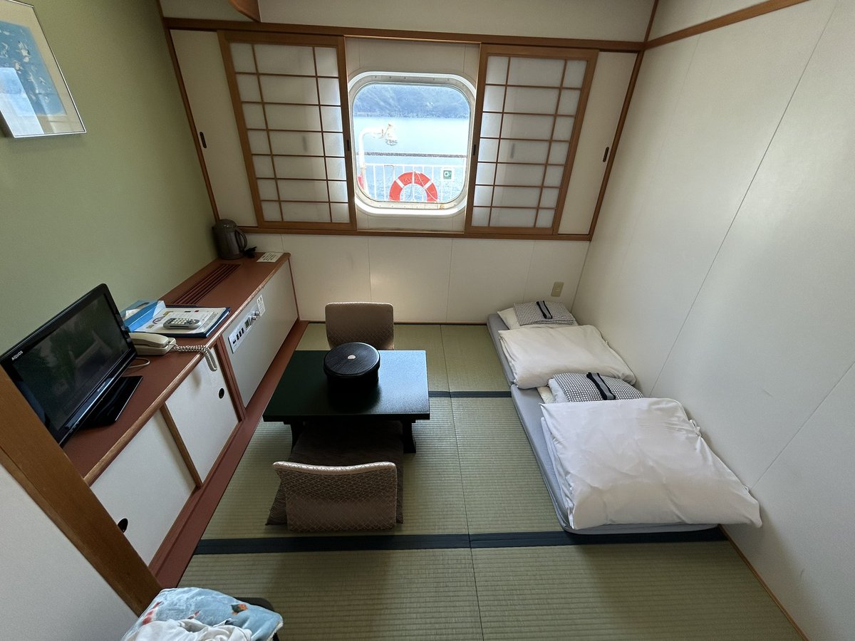 Yama__aichi's tweet photo. 1人でフェリー個室に課金してみた
海を泳ぐ部屋、楽しい https://t.co/NBKREjCMBJ