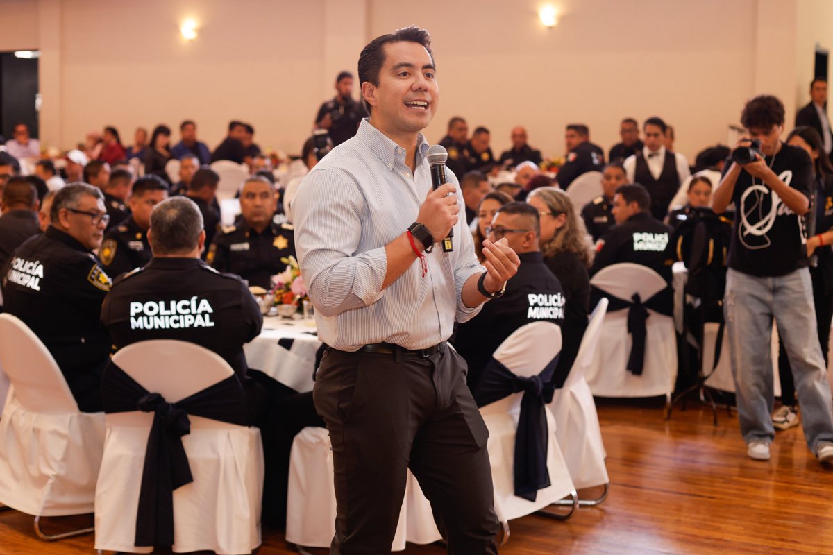 FeliFerMacias's tweet photo. Detrás de cada logro de Querétaro, hay mujeres y hombres que hacen su trabajo con pasión y vocación de servicio.

Reconocimos a 435 trabajadoras y trabajadores municipales por 10 y hasta 35 años de servir a Querétaro.

Gracias por su esfuerzo, por cuidar esta ciudad y por darlo todo, todos los días. Me siento muy orgulloso de trabajar hombro con hombro con ustedes.

#QuerétaroConFuturo