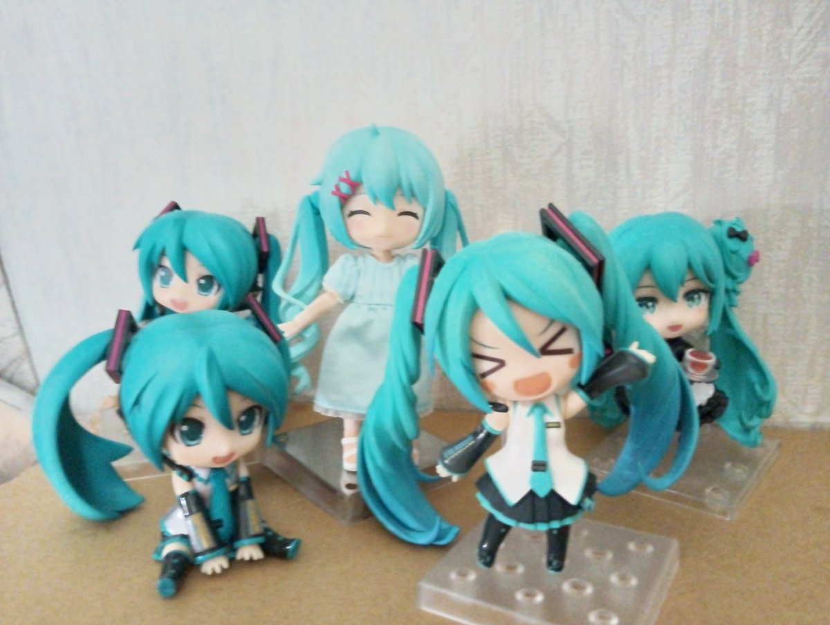 eagh19741121's tweet photo. #9月になったのでフォロワーさんに自己紹介しようぜ

(｡･ω･)ﾉﾞ ｺﾝﾁｬ♪
今年になってから初音ミクに沼り、ねんどろいど探してお迎えしてます(笑)

①ウチの初音ミク集団(笑)

②たまに雪ミクちゃんand···

③あずにゃん

てか、こーでミク・V3ミク・雪ミクの3体しか出んがな(笑)(´▽`*)ｱﾊﾊ https://t.co/xOBpeGrHsW