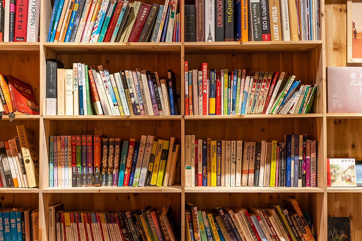 LilyHamptkoa's tweet photo. Terminé de ordenar el estante de libros, por fin encuentro el libro que buscaba desde semanas!， https://t.co/ScG8Tlzo0m