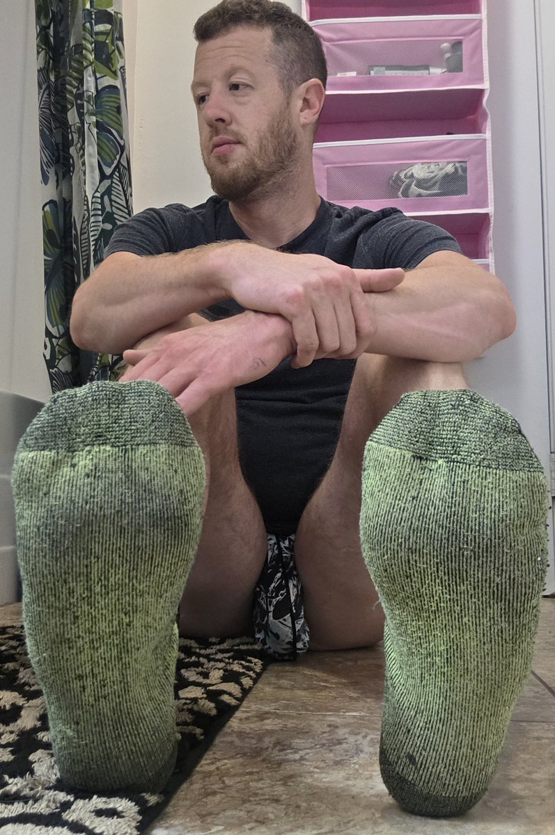BroUrSockStink's tweet photo. I had the socks on for 3 day so far... how long should I wear them? https://t.co/qAyYvJEslp