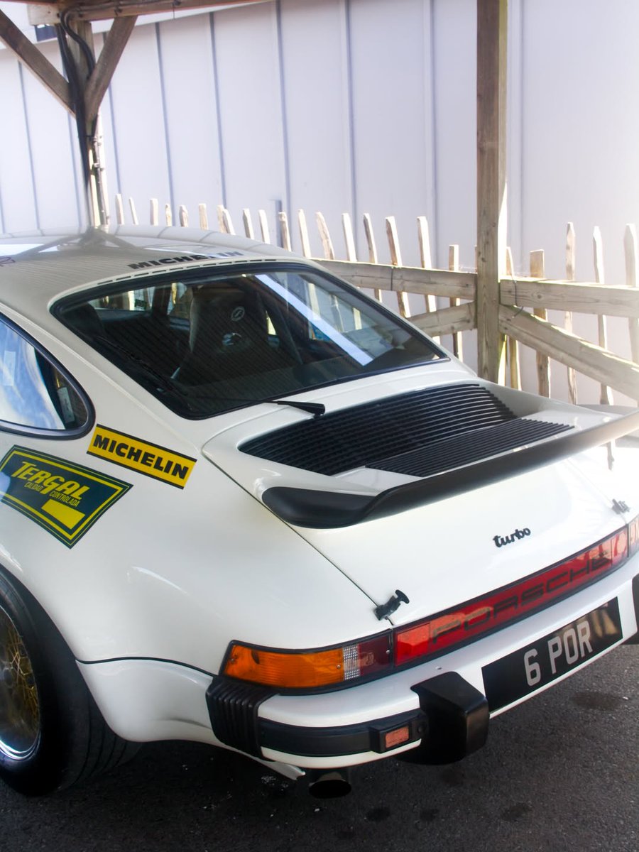 BrunaCatanhf1's tweet photo. Beautiful 1975 Porsche 911 Turbo at Goodwood Motor Circuit. https://t.co/1PnzM6Lh02