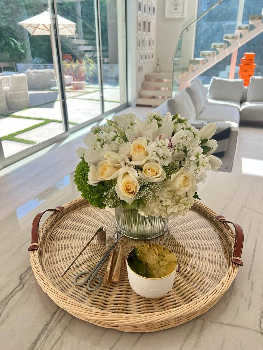 xiaoyals8p's tweet photo. Flowers may not speak, but they tell the story of romance. https://t.co/5nD36oj32H