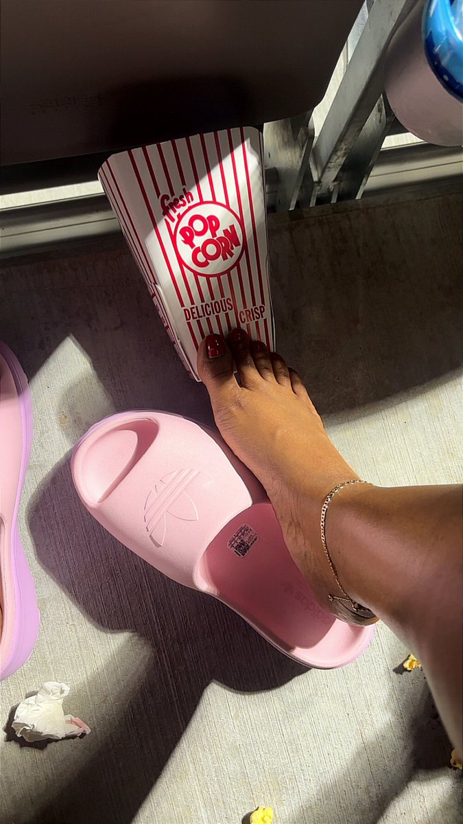 photogenicfeats's tweet photo. Popcorn anyone? 😉🍿 #prettyfeet
#feetlover https://t.co/JvdVm0scJF