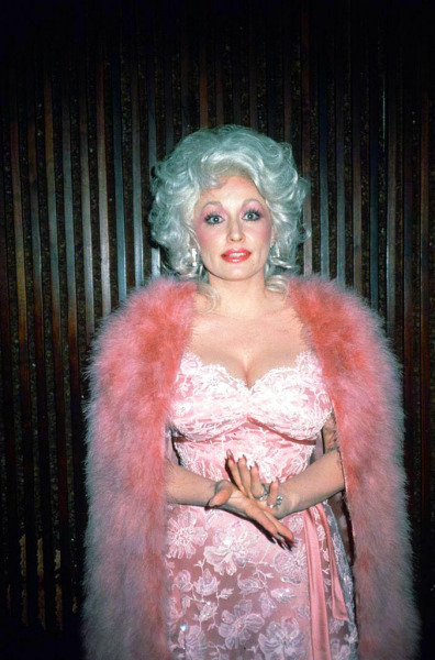Suzanne08253534's tweet photo. Dolly Parton at the premiere of “9 to 5”, 1980 https://t.co/nz8DetbKNT