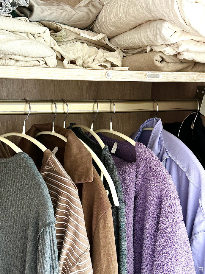 Nu_Nok1's tweet photo. Just sorted my closet’s forgotten corners! Ditched 3 worn tees, restyled 2 vintage denim jackets for fall. Small cleanup = big mood boost for weekend vibes. https://t.co/RUe0nDMk4R
