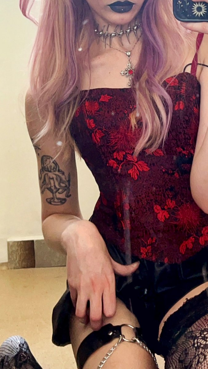 LexxiJinx's tweet photo. ~ had a model shoot today🥀

#alt #goth #egirl https://t.co/BBbbRk8Ihk