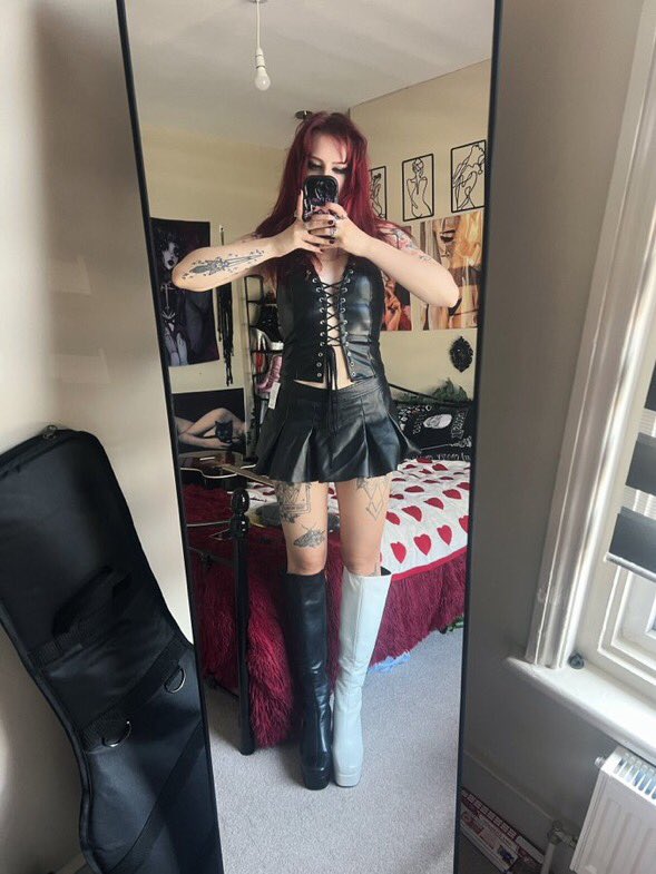 mist4sub's tweet photo. Loser’s😈 Which looks good on me? The white or the black?
Zangi: 4288694590      
Telegram: @ivy167 https://t.co/uQLsK5HEFQ