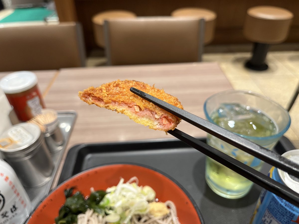 fujisobalover's tweet photo. 九月から愛媛フェアがスタート。紅生姜を練りこんだじゃこかつ「紅じゃこかつ」を使った冷しそばと、ミニ丼を展開中。一部店舗では、紅じゃこかつそばと、ジャスミン茶割りのセット「JJJセット」1200円も取り扱っていた。紅じゃこは味つけ濃いめなので、酒のつまみにぴったり。

#富士そば
#フージーズ https://t.co/8jftbhr1en