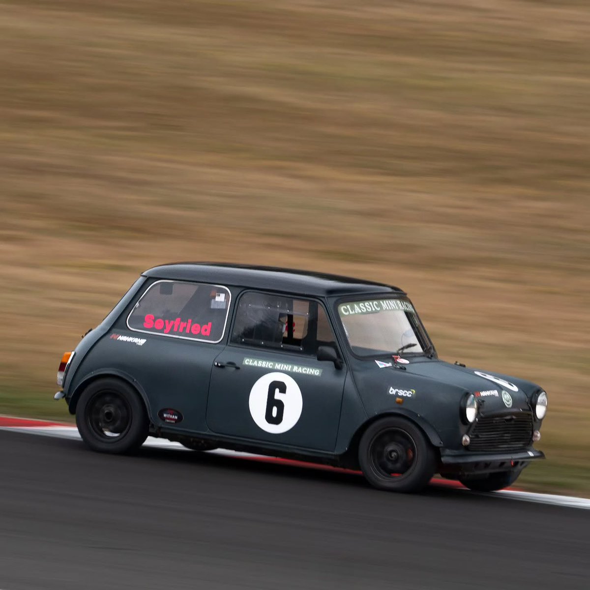 FaustoSwiabtq's tweet photo. Classic Mini Racing Championship qualifying at Donington. The grid gathers at the bottom of the hill before climbing past the old bridge. https://t.co/WWgS8xcCzW