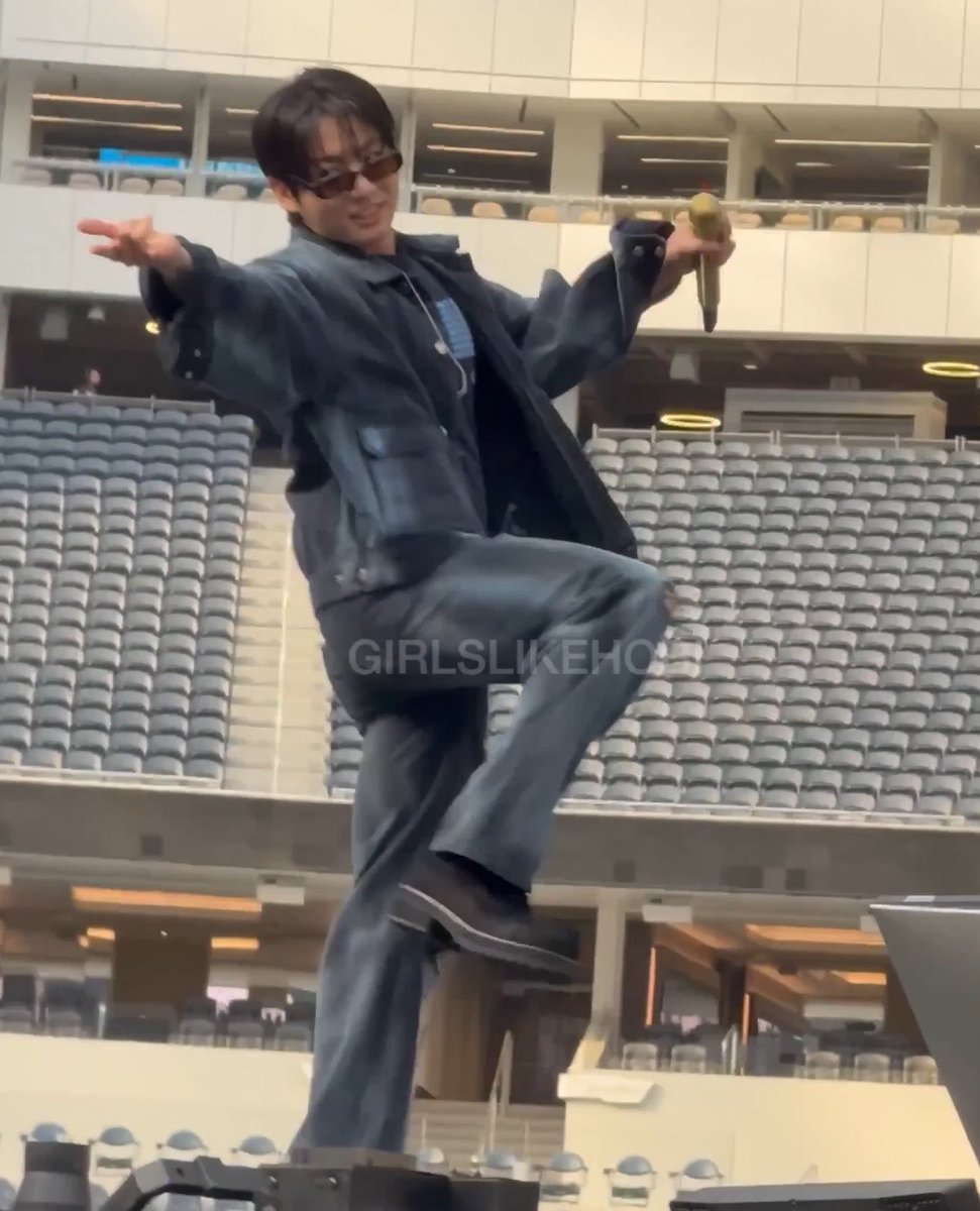 servcuntmin's tweet photo. ofc jeon jungkook somehow babygirlifyed the spider-man pose https://t.co/Je7HR4Zf24