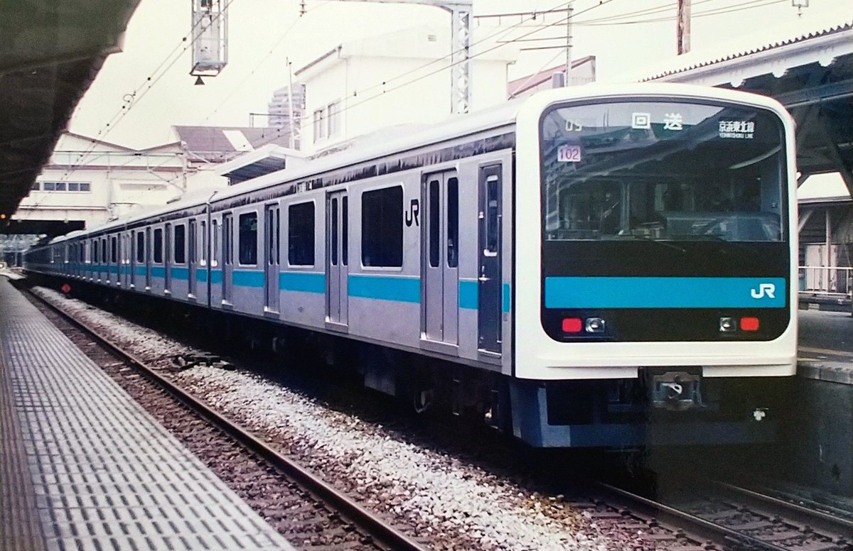 SUPER_CUB_C50's tweet photo. 京浜東北線で営業開始当初の901系。マスコミにも大々的に取り上げられたので、HMを掲示して新型車両なのをアピールしていました。

車内は各編成で様々な試みがあり、どの編成か失念しましたが中吊り広告を廃止し、液晶を用いた電子広告に未来を感じたものです。 https://t.co/bSffzkiDwe