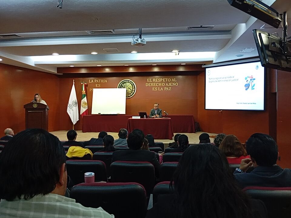 santillanpe1's tweet photo. Agradezco a la Escuela Nacional de Formación Judicial @ENFJ_mx y a su titular el Dr. Sergio Molina la invitación para compartir una charla sobre la técnica legislativa aplicada al Órgano de Administración Judicial @OAJ_Mex, fue un gran gusto compartir esta gran experiencia. https://t.co/uw1kdVYdgg