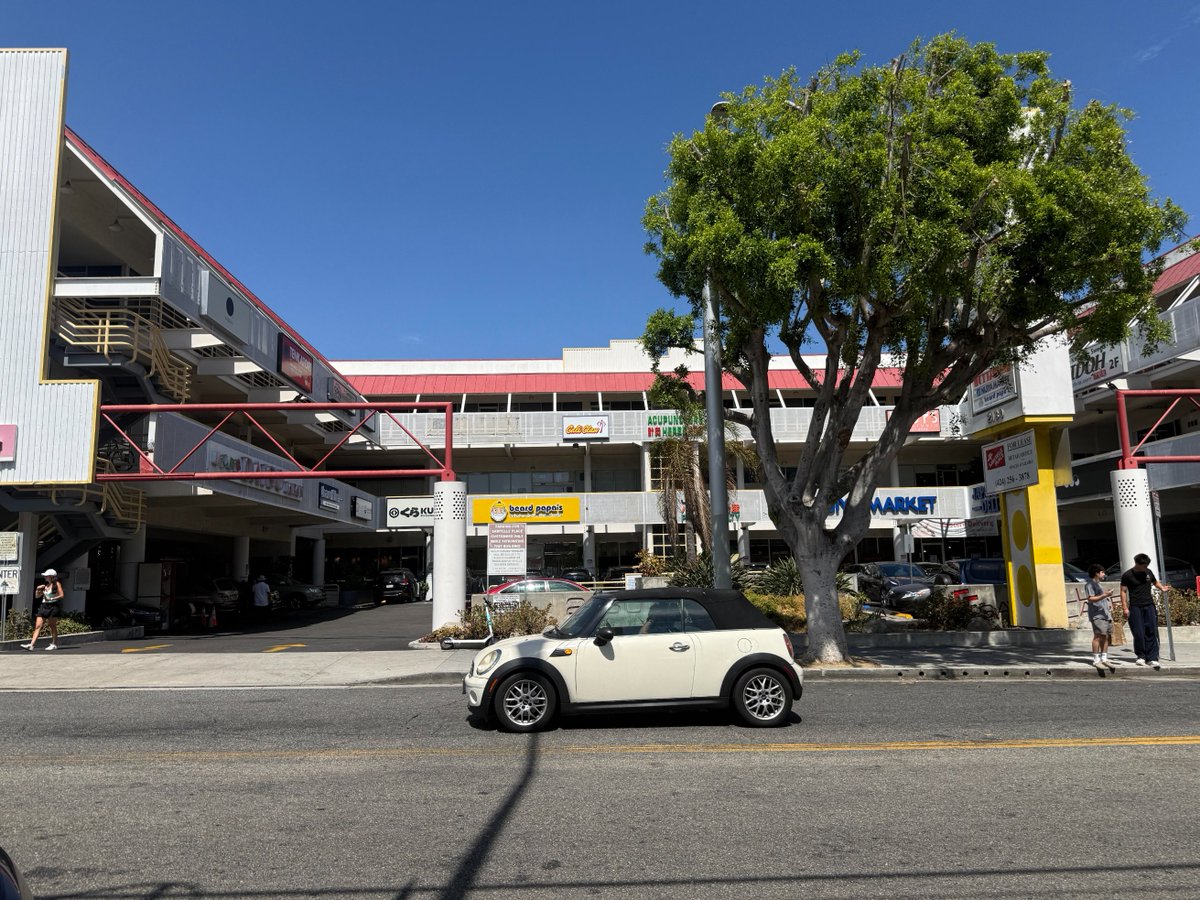 numanuma07's tweet photo. L.A.'s Japantown https://t.co/xhyfnkFf0y