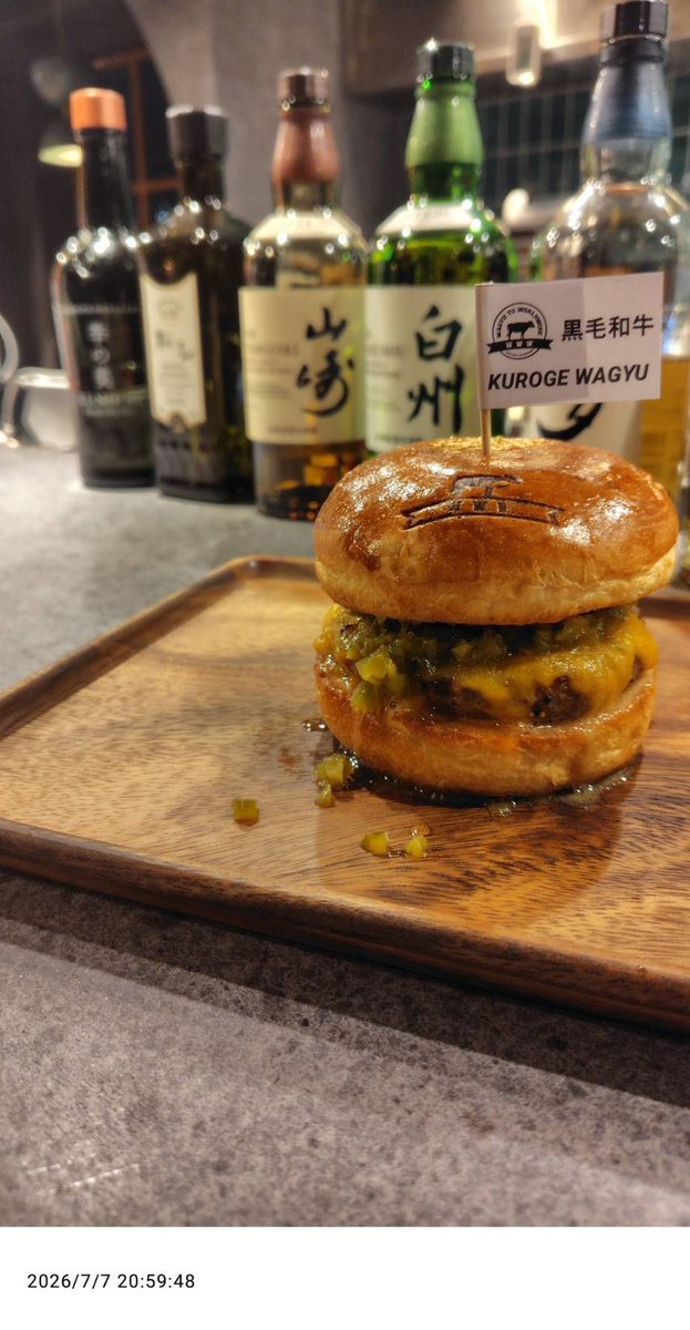 wagyu_worldwide's tweet photo. Savor this juicy Kuroge Wagyu burger in cozy Asakusa tonight 🍔✨ #asakusa #tokyo #wagyuburger #japanesefood #burgerlover https://t.co/aUFyEUJjjB