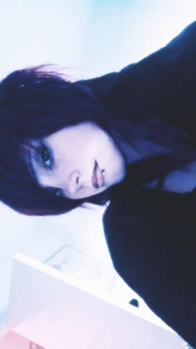giirlcringe's tweet photo. emo ahh https://t.co/pDNTqZxZdX