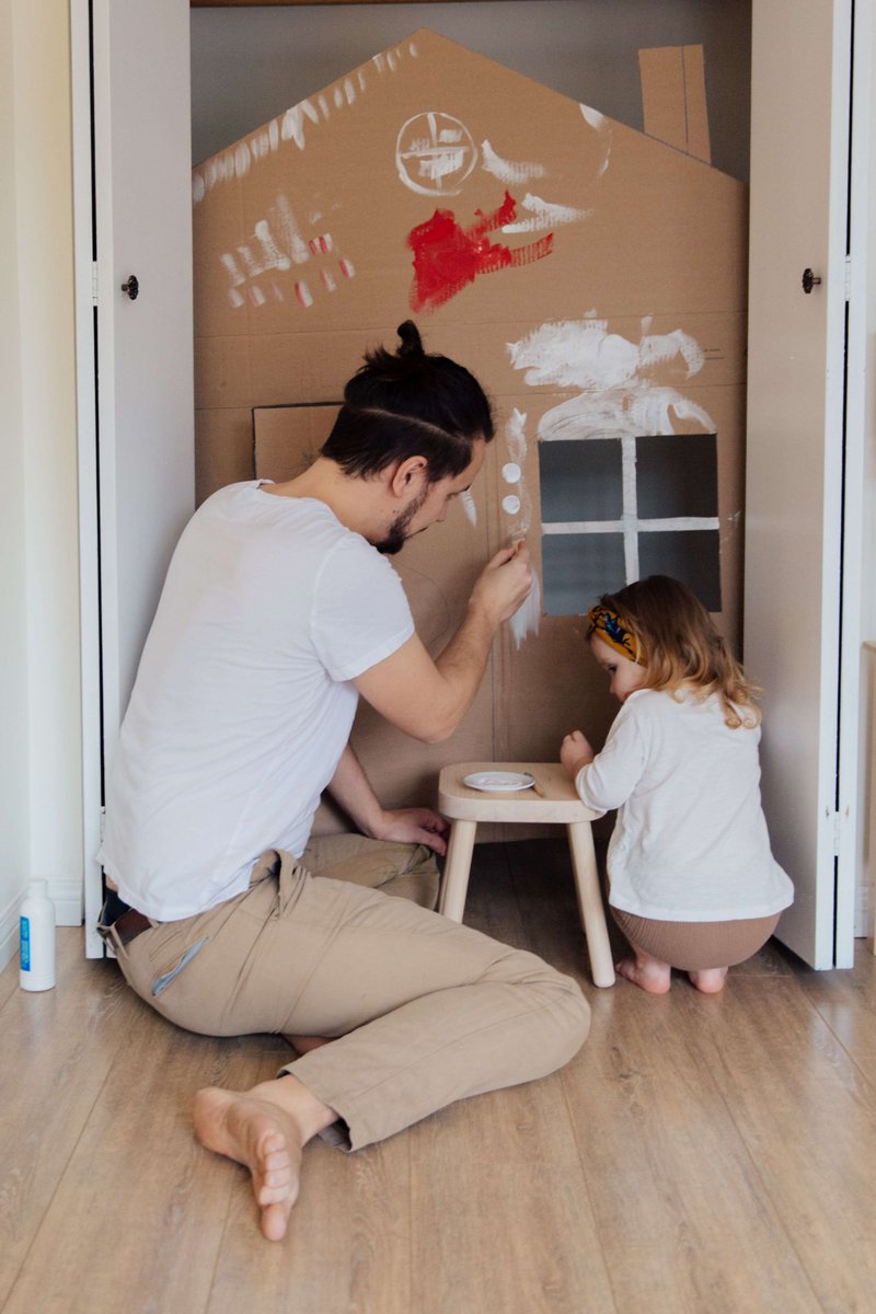 RyleeHodsojs's tweet photo. Padre e hija armaron un castillo de cartón juntos, risas llenaron la sala, el mejor tiempo de calidad del fin de semana! https://t.co/YiBXSBxMIS