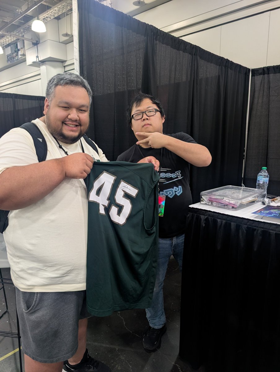 llesuoh's tweet photo. @MSUGear I carried an MSU jersey with me an entire day just to take a picture with a fellow alum (he did not play on any sports team but we still represent wherever) #CollegeColorsDay https://t.co/h28WYI2gKG