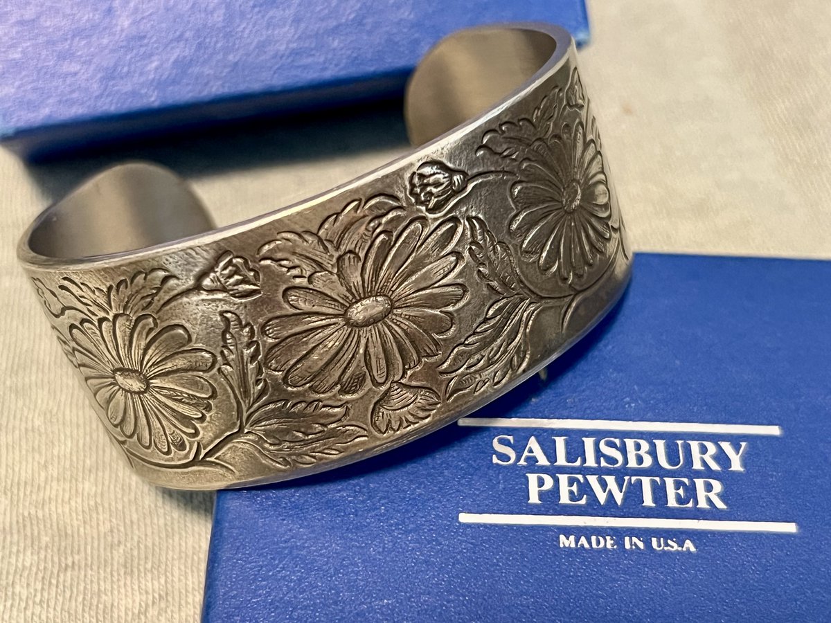 TeriE's tweet photo. GIFTABLE #SalisburyPewter 1" Wide Cuff #Bracelet Asters #September Engraved Flowers NEW #MadeinUSA
https://t.co/typbkEShWz
#giftideas #giftsforher #pewterjewelry #engraved #flowers #fallflowers #asters #braceletaddict #BraceletLove #cuffbracelet #fallstyle #fallfashion #gifts https://t.co/B4RsCUJIRK