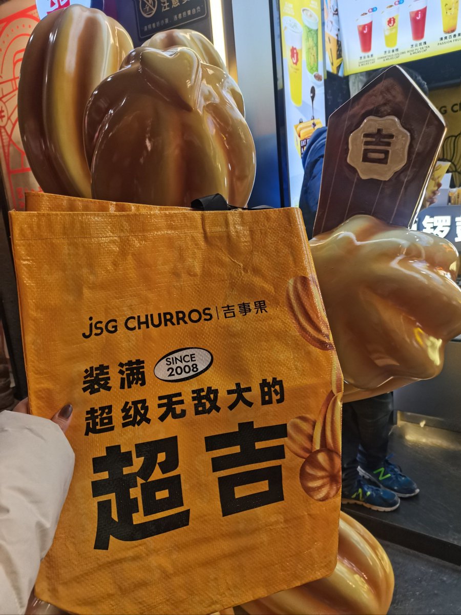 SaraOaklanhjlz's tweet photo. Churros calientes con chocolate, crujientes por fuera, cremosos por dentro — el mejor antojo de la calle （热辣辣的吉事果配巧克力酱，外脆内糯，街头最棒的解馋小食） https://t.co/ei6fFihZto