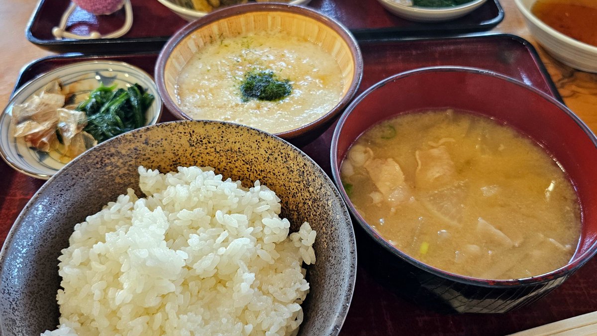 keychan555's tweet photo. 道の駅 今井恵の里にて朝食。
これで500円はありがたすぎる！
揚げたて天ぷら300円。
お腹いっぱいになってもうた、、 https://t.co/Ii8bgLGcXl