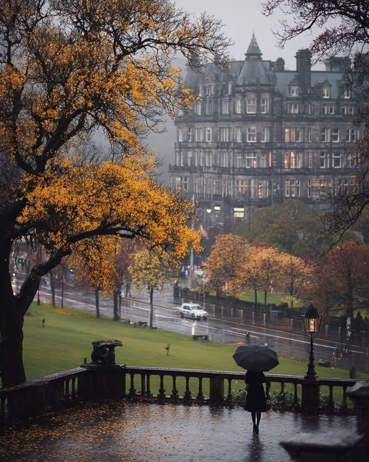 InFiniteH0riZ0n's tweet photo. autumn in edinburgh https://t.co/VO3wAgIJMp