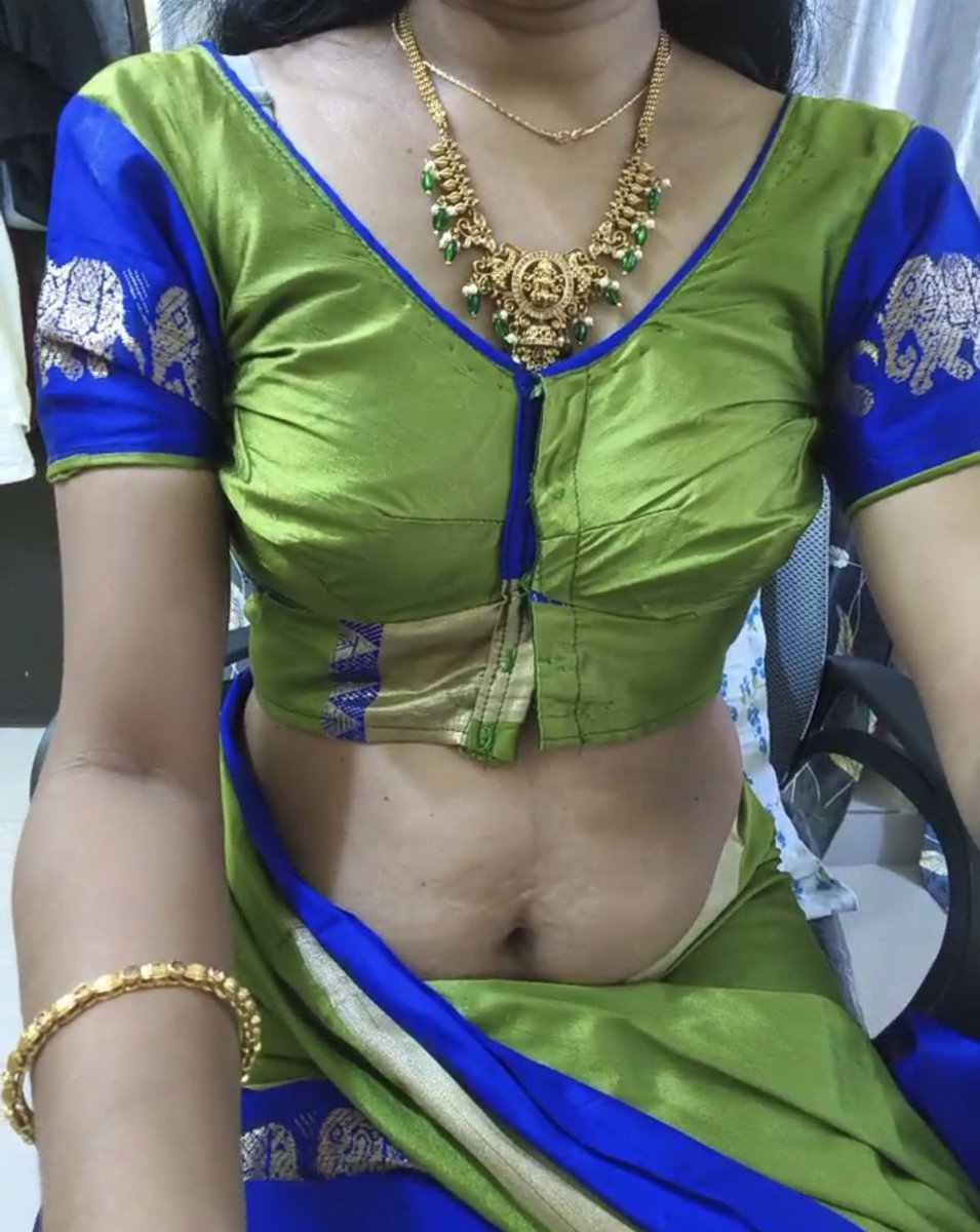 ranku_mogudu_'s tweet photo. Puttintiki vachina Pakkinti akka 
Nenu:chiralo aa thalibottu tho muddhuga unnave
Pakkinti akka:nannu chiralo dengalani undi anevadivi kada ippudu dengu inka thali antava adi ni moddaki chutti na pukulo pettukoni puku lothullo karchi ni moddatho naa moham pai bottu cherigela dengu https://t.co/z07iibBxFo