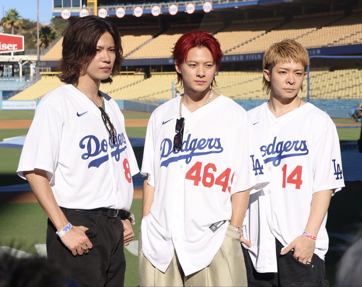 hochi_MLB's tweet photo. 子どものように #Dodgers の選手の打撃練習を見つめる #Number_i の皆さん⚾️

からの真剣モード📸

#平野紫耀 #神宮寺勇太 #岸優太 https://t.co/xiiUdudmtB