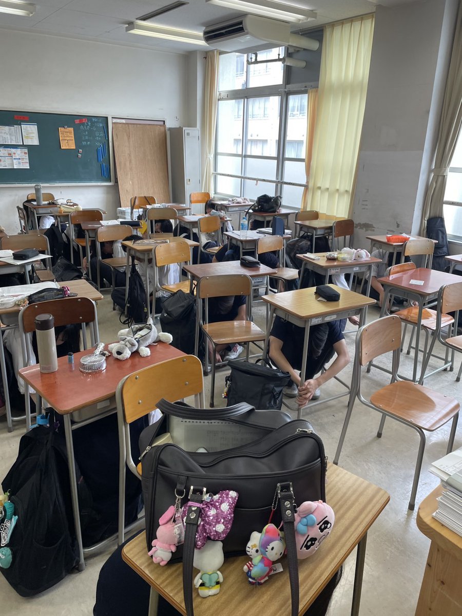 honjohighschool's tweet photo. 9月1日、大地震発生を想定した #避難訓練 を実施しました。生徒たちは真剣な表情で落ち着いて避難し、日頃からの防災意識を高めました。 https://t.co/E7YJ040bD8
