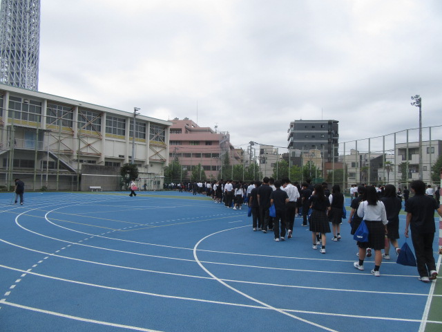 honjohighschool's tweet photo. 9月1日、大地震発生を想定した #避難訓練 を実施しました。生徒たちは真剣な表情で落ち着いて避難し、日頃からの防災意識を高めました。 https://t.co/E7YJ040bD8