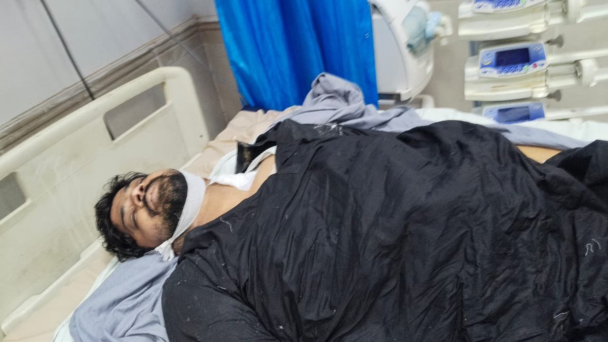 Dexlogic's tweet photo. یہ 2021 کی وڈیو ہے جب بابر قریشی نامی ملتان کا یہ ٹک ٹاک یافتہ بدمعاش اپنے خلاف وڈیو بنانے والے لوگوں سے پاؤں پکڑواتا تھا اور انکی وڈیو بناتا تھا کل کسی نے اسکا ق@تل کردیا ہے 
یونیورسٹی آف ٹک ٹاک سے بدمعاشی شروع کرنے والے لونڈوں کیلئے یہ مثال ہوسکتا ہے اگر وہ سمجھیں تو۔۔۔۔ https://t.co/3i0DIU1jB3