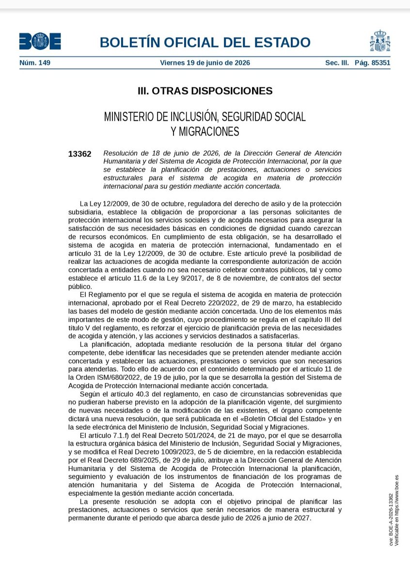 Ana10082670's tweet photo. QUÉ FUERTE!!!
16-JUNIO-26, O sea, un MES y MEDIO ANTES de la INVASIÓN de CEUTA, SÁNCHEZ pide; 670 M€+111 M€( extra)! Para ONGS en CRISIS MIGRATORIAS INESPERADAS!!

🔴La RESOLUCIÓN que menciona existe y fue publicada en el BOLETÍN OFICIAL del ESTADO (BOE) a mediados de JUNIO de 2026.
🔻El documento oficial al que hace referencia corresponde a una resolución de la SECRETARÍA de Estado de MIGRACIONES, dependiente del MINISTERIO de Inclusión, Seguridad Social y MIGRACIONES. 
🔻En ella se estima que el coste del sistema de ACOGIDA de REFUGIADOS e INMIGRANTES en ESPAÑA será de exactamente 670.458.917. EUROS para el PERIODO COMPRENDIDO entre JULIO de 2026 y JUNIO de 2027.
🔻Detalles clave del documento del BOE PRESUPUESTO BASE: Un TOTAL de 670,4 millones de EUROS destinados a la FINANCIACIÓN de PLAZAS de ALOJAMIENTO, MANUTENCIÓN y ATENCIÓN SOCIAL/PSICOLÓGICA.
 🔻EL"PLUS" del 15% POR IMPREVISTOS: Tal como indica, la resolución introduce cláusulas de FLEXIBILIDAD PRESUPUESTARIA de HASTA un 15% ADICIONAL.
🔻 El OBJETIVO de este margen es BLINDAR económicamente el sistema de ACOGIDA ante POSIBLES CRISIS MIGRATORIAS IMPREVISTAS o PICOS de LLEGADAS que requieran HABILITAR plazas de EMERGENCIAS.
🔻Costes diarios: Se fijan tarifas de referencia por persona de entre 50 y 55 euros diarios en fases iniciales, que se elevan hasta los 150 euros al día por persona en casos de plazas de "vulnerabilidad reforzada".
🔻GESTIÓN de los FONDOS: Los programas se articulan mediante el MODELO de ACCIÓN CONCERTADA, principalmente GESTIONADOS por organizaciones AUTORIZADAS y ONG. Además, estos fondos cuentan con vías de cofinanciación de la Unión Europea a través del Fondo de Asilo, Migración e Integración (FAMI) y el Fondo Social Europeo Plus (FSE+