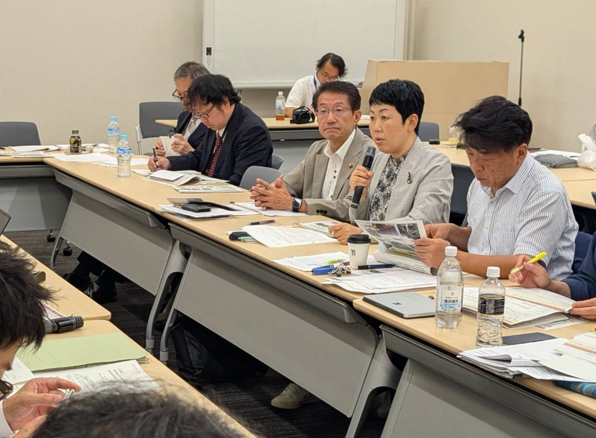 buchitom's tweet photo. 熊本県のみなさんが地震被害の政府交渉で国会へ。農林水産関連の交渉に私も参加しました。
この間求めてきた仮設住宅の設置場所の問題、用水路の破損に伴って排水路から個人のポンプでくみ上げた場合のガソリン代のことなど、私からも要望。
相次ぐ災害に心が折れることのない対策を求め続けます。 https://t.co/wrQsV4hkij