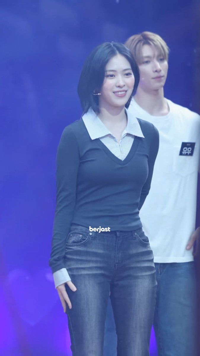 celebkr's tweet photo. Who_류진,있지
Where_아이돌 라디오
Wearing_시너진 @synerjyn 
Product_102 CAT WASHING MID-RISE JEANS

#류진 #있지 #ITZY #시너진 #SYNERJYN https://t.co/kWpa4PJT7z
